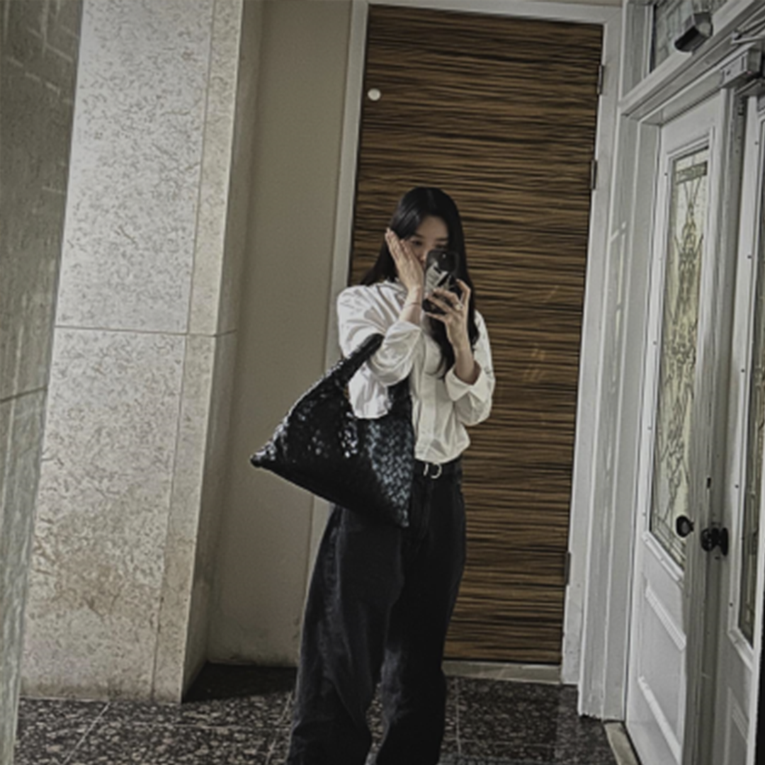 [Lee Chung-ah PICK] Bottega Veneta Hop Small Leather Shoulder Bag