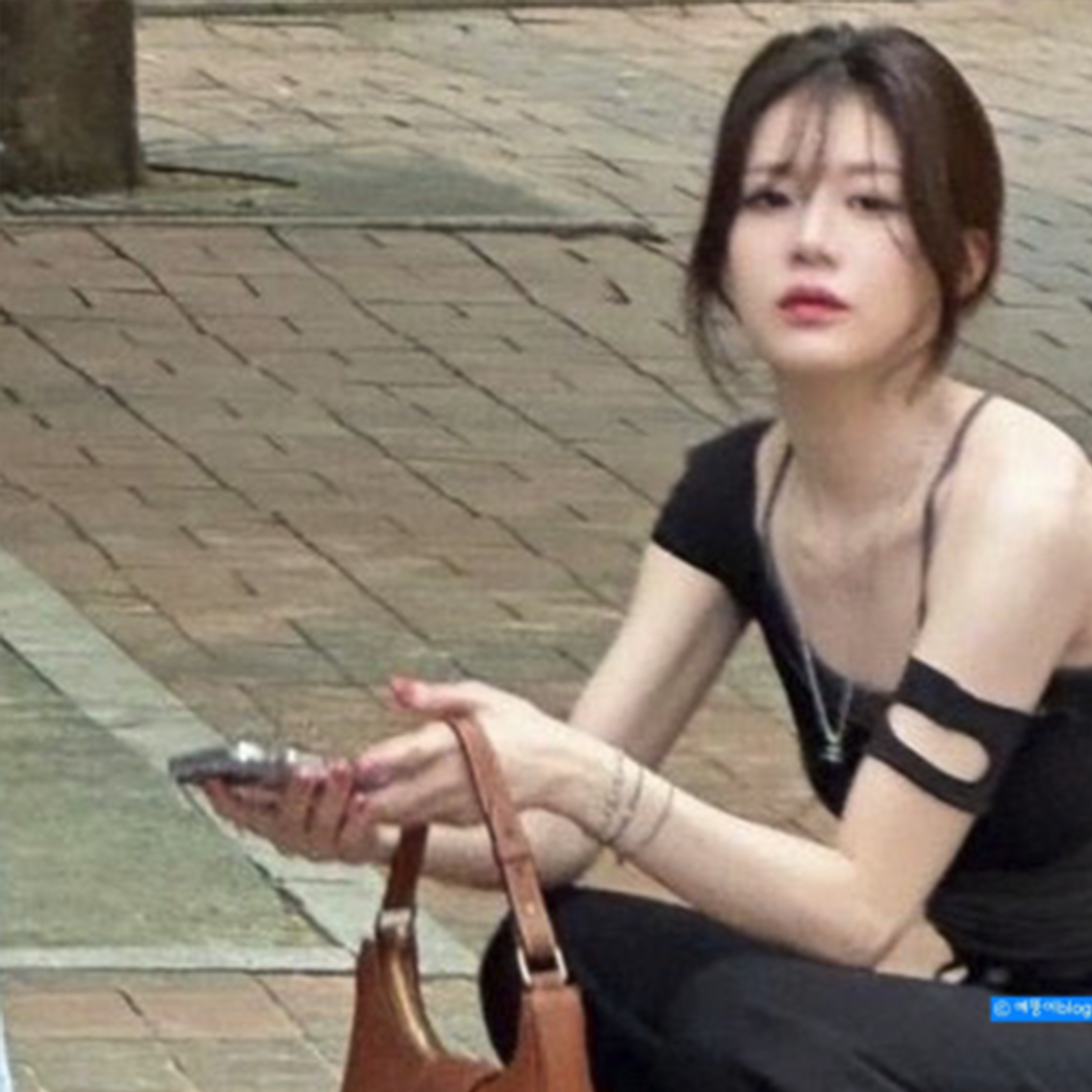 [Go Yoon-jung's Pick] Celine Medium Ava Triomphe Bag